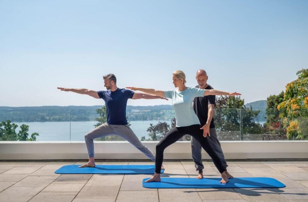 Yoga in der Fastenklinik Buchinger Wilhelmi auf der Sonnenterrasse mit Blick auf den See