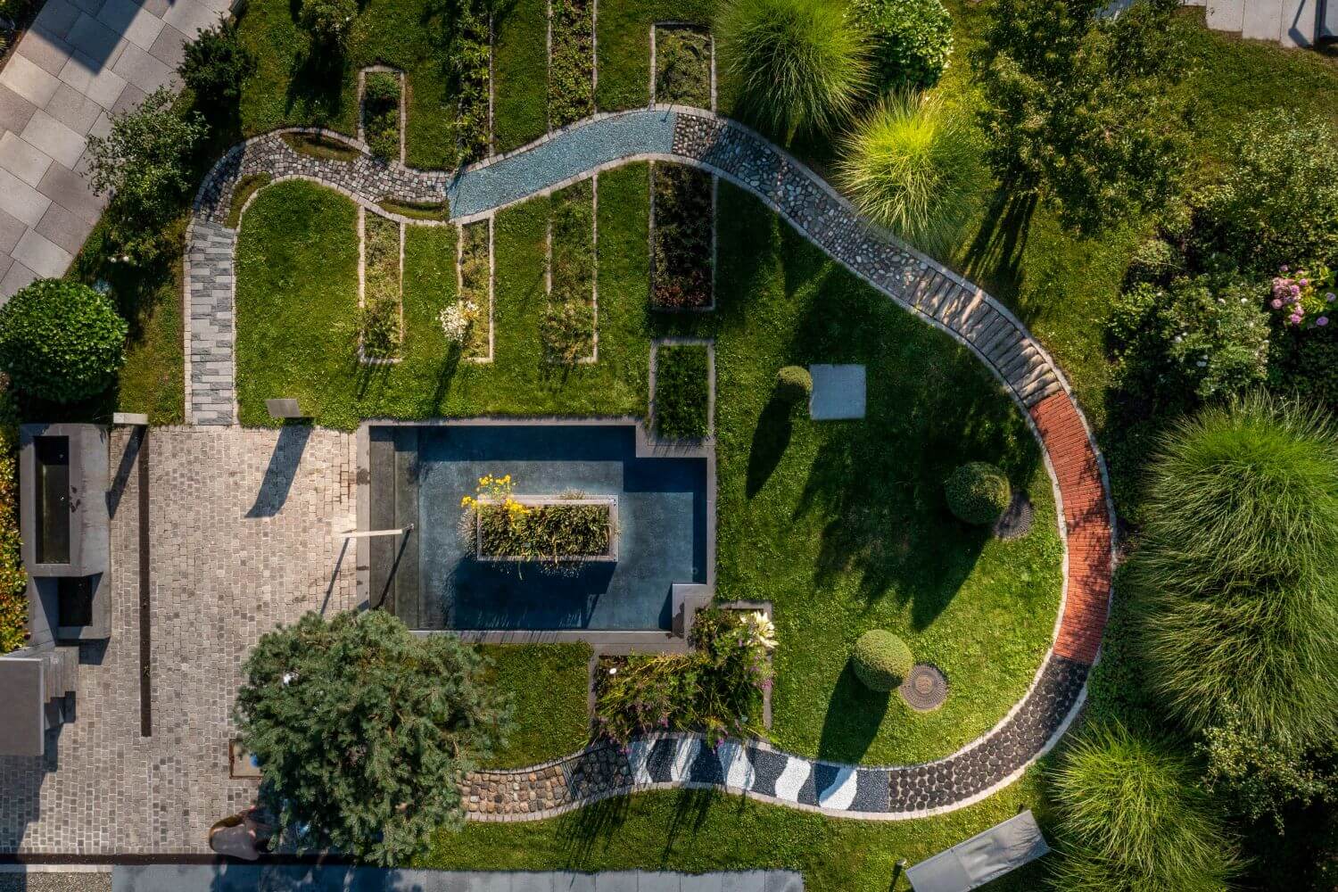 Garten der Buchinger Wilhelmi Fastenklinik von oben mit einem Wassertretbecken und einem Barfußpfad-Rundgang als Aktivität während des Buchinger Heilfastens