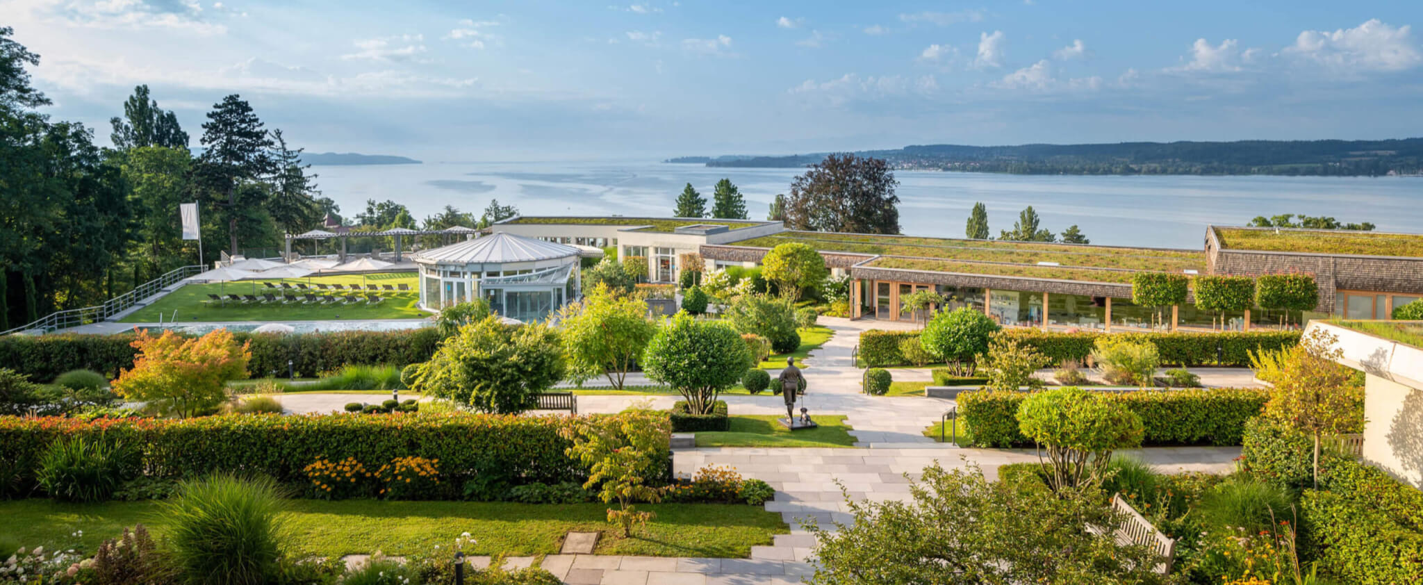 Gelände der Fastenklinik Buchinger Wilhelmi in Überlingen am Bodensee mit Garten, Schwimmbecken und Gebäuden als idealer Ort zum Buchinger Heilfasten