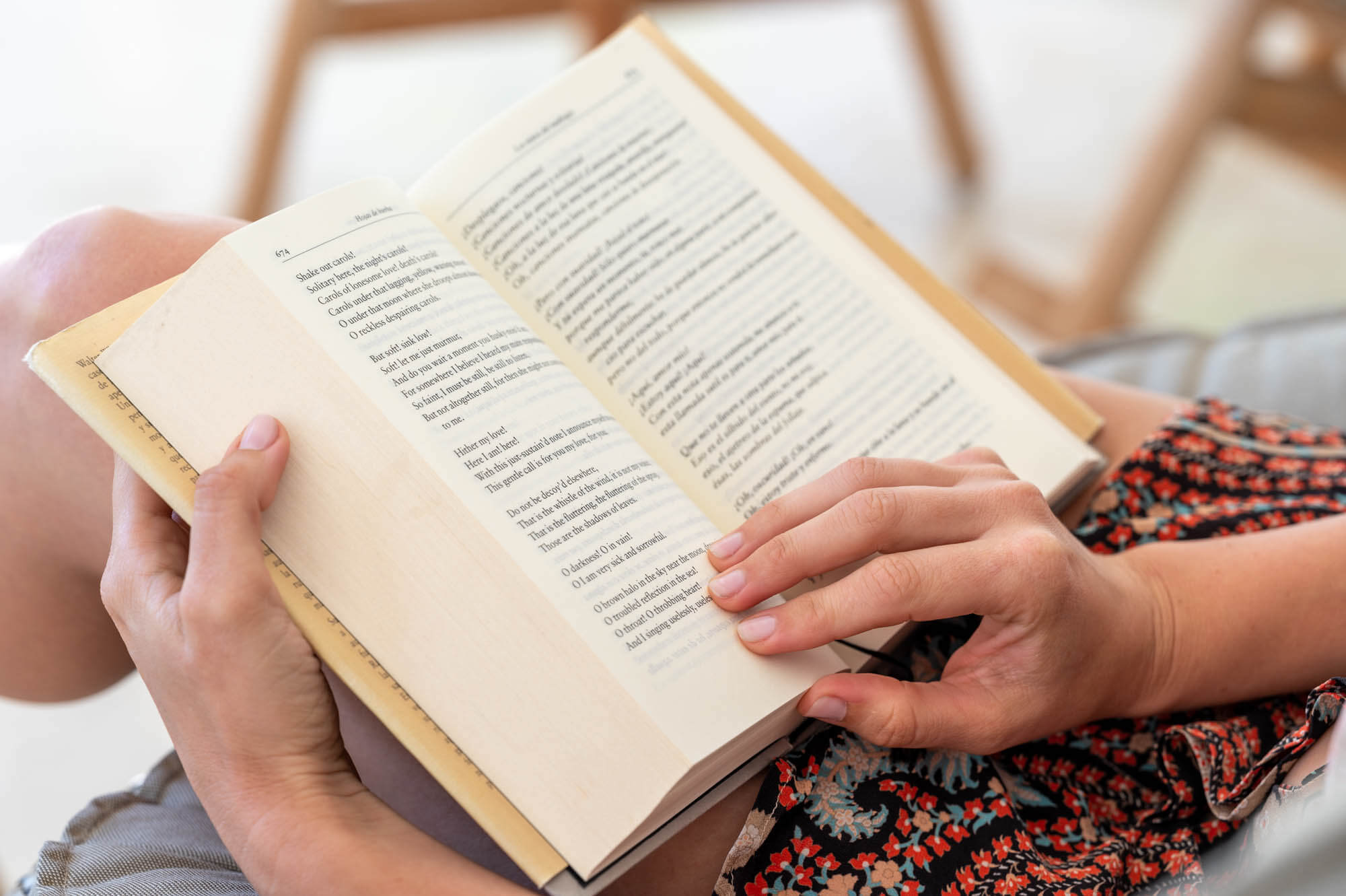 Eine Frau macht eine Lesepause während ihres Fastenaufenthalts in der Buchinger Wilhelmi Klinik am Bodensee