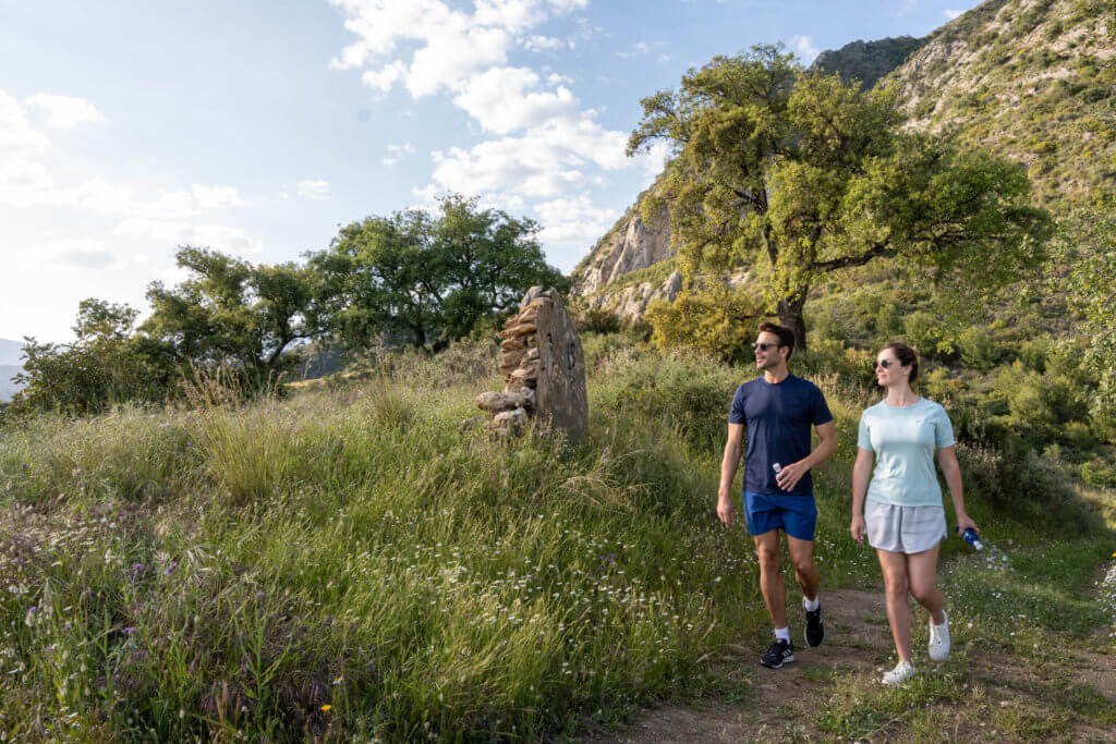 Ein Paar macht eine Wanderung bei Marbella während einer Fastenkur im Sommer