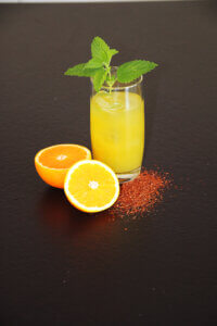 IMG_9104_retouched Fasten im Sommer mit einem Mocktail Glas, garniert mit Orange, Minze und Gewürzpulver