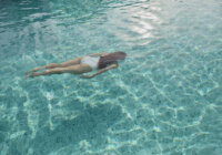 Im Pool schwimmen